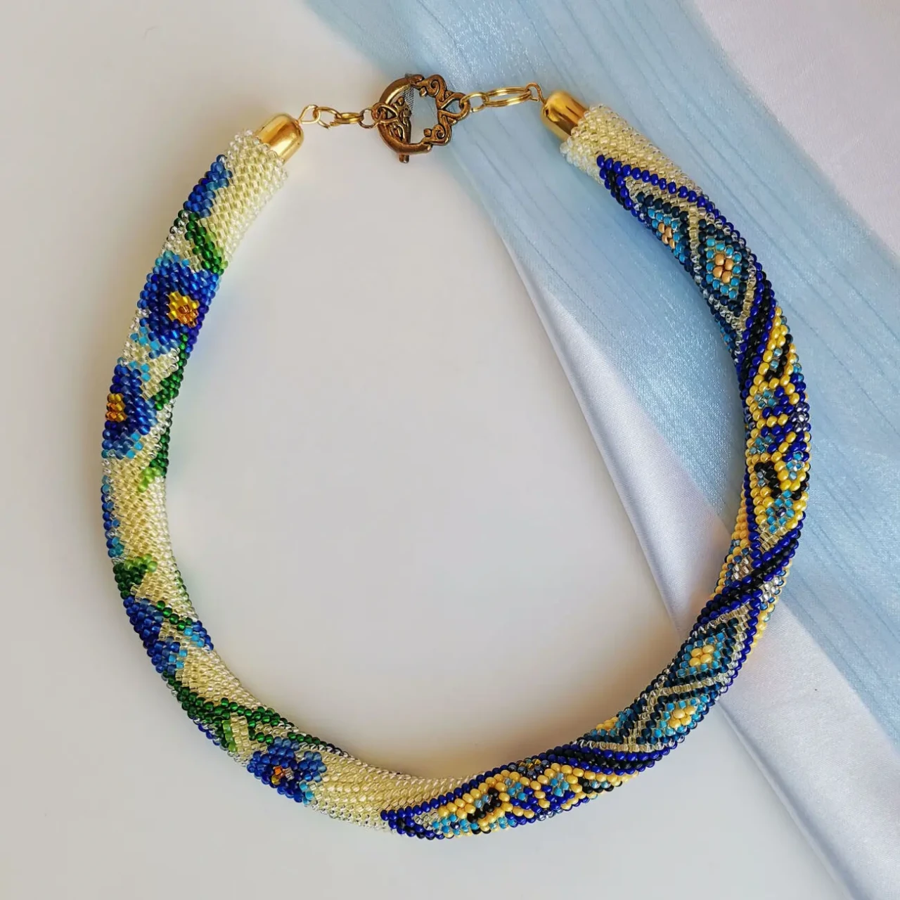 Прикраса із бісеру кольє-джгут Пелюстки надії