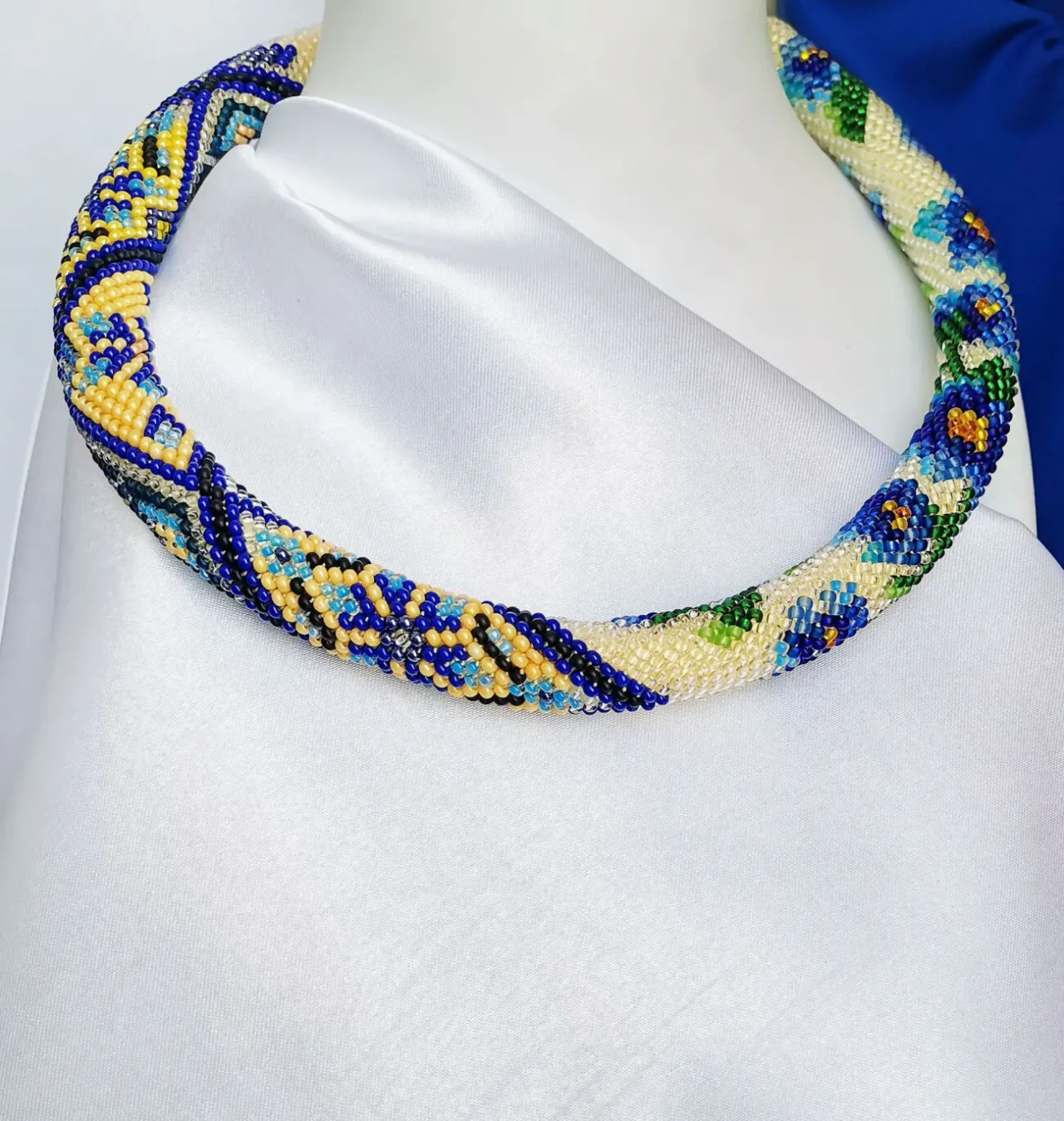 Прикраса із бісеру кольє-джгут Пелюстки надії 4