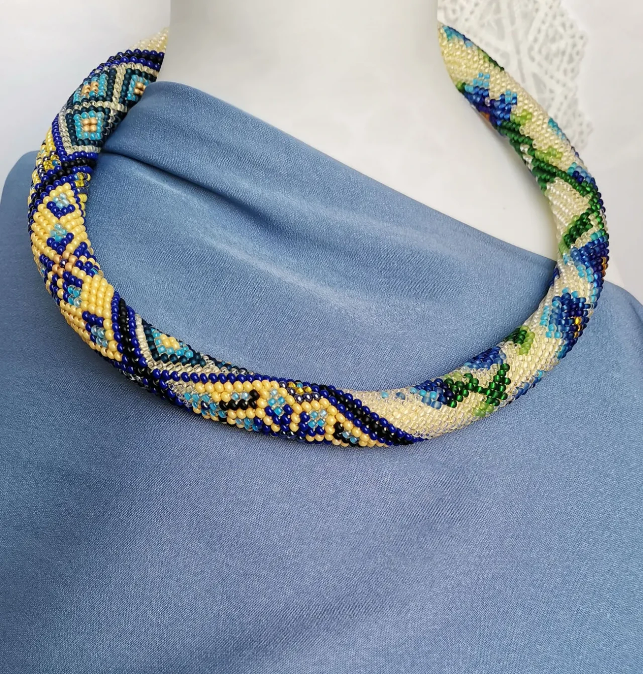 Прикраса із бісеру кольє-джгут Пелюстки надії 2