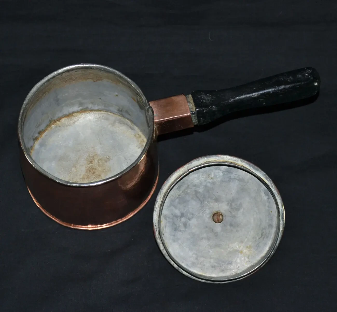 Медный сотейник с чеканкой и деревянной ручкой. 3