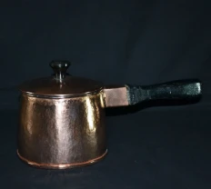 Медный сотейник с чеканкой и деревянной ручкой.