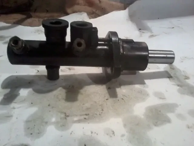 Головний гальмівний циліндр Audi 100 С4 3