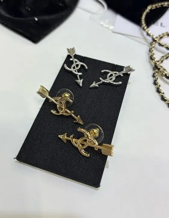 Брошка Chanell 8