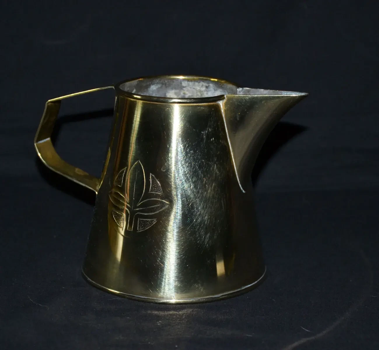 Винтажный латунный кувшин.