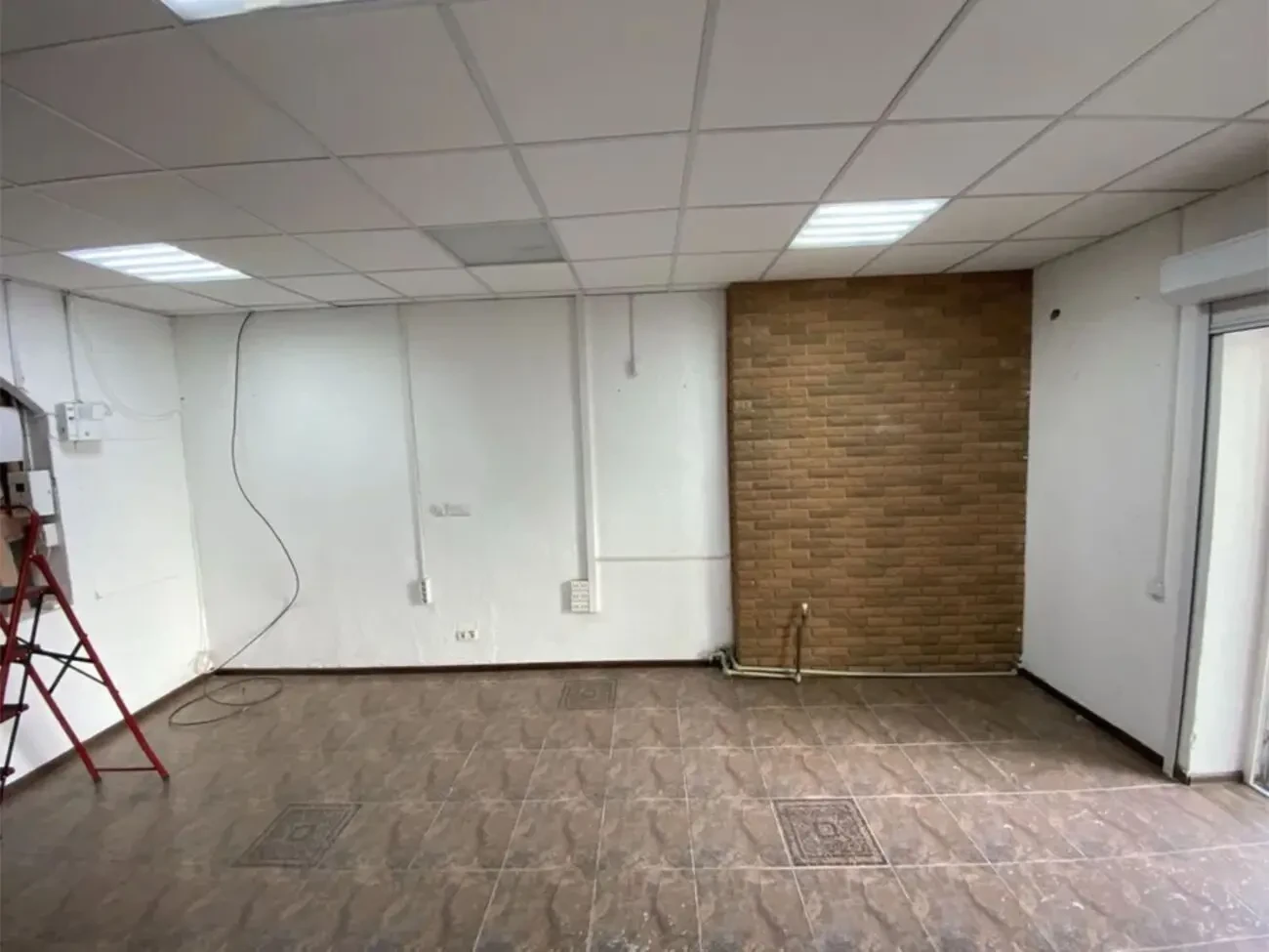 Здам своє приміщення в торговому комплексі на Роганському Ж/М. 5