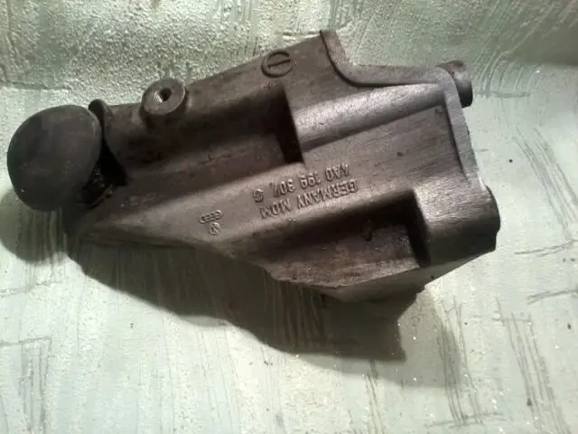 Кронштейн двигуна Audi 100 C4 5