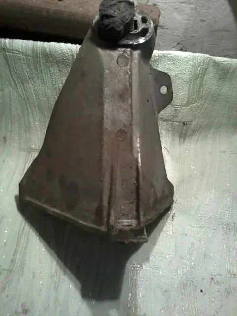 Кронштейн двигуна Audi 100 C4 4