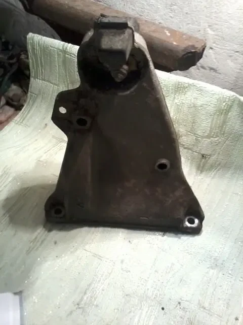 Кронштейн двигуна Audi 100 C4 6