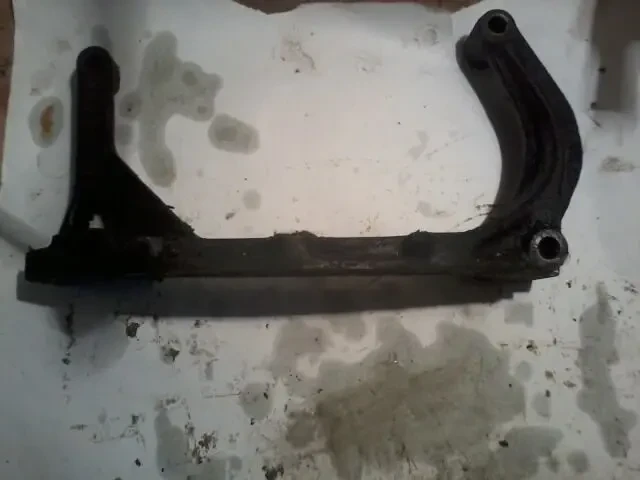 Кронштейн опори двигуна Audi 100 C4 5