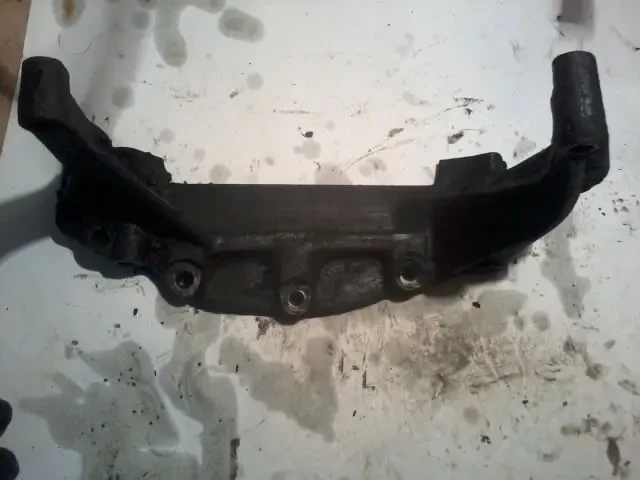 Кронштейн опори двигуна Audi 100 C4 3