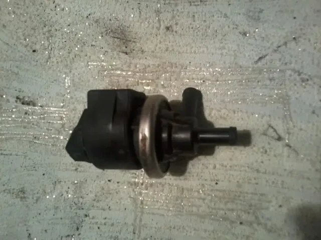 клапан вентиляції паливного бака audi 100 c4 2