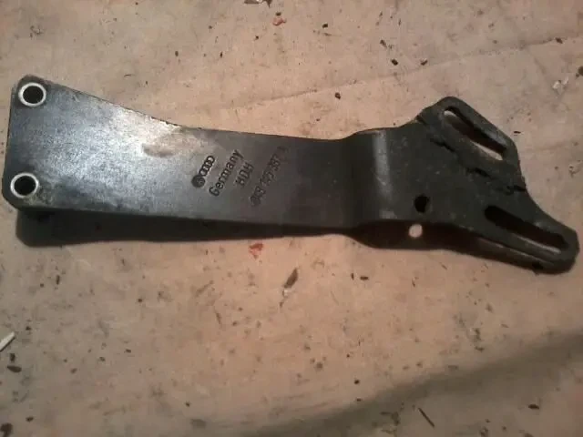 Подушка ,кронштейн кріплення Насоса гідропідсилювача audi 100 c4