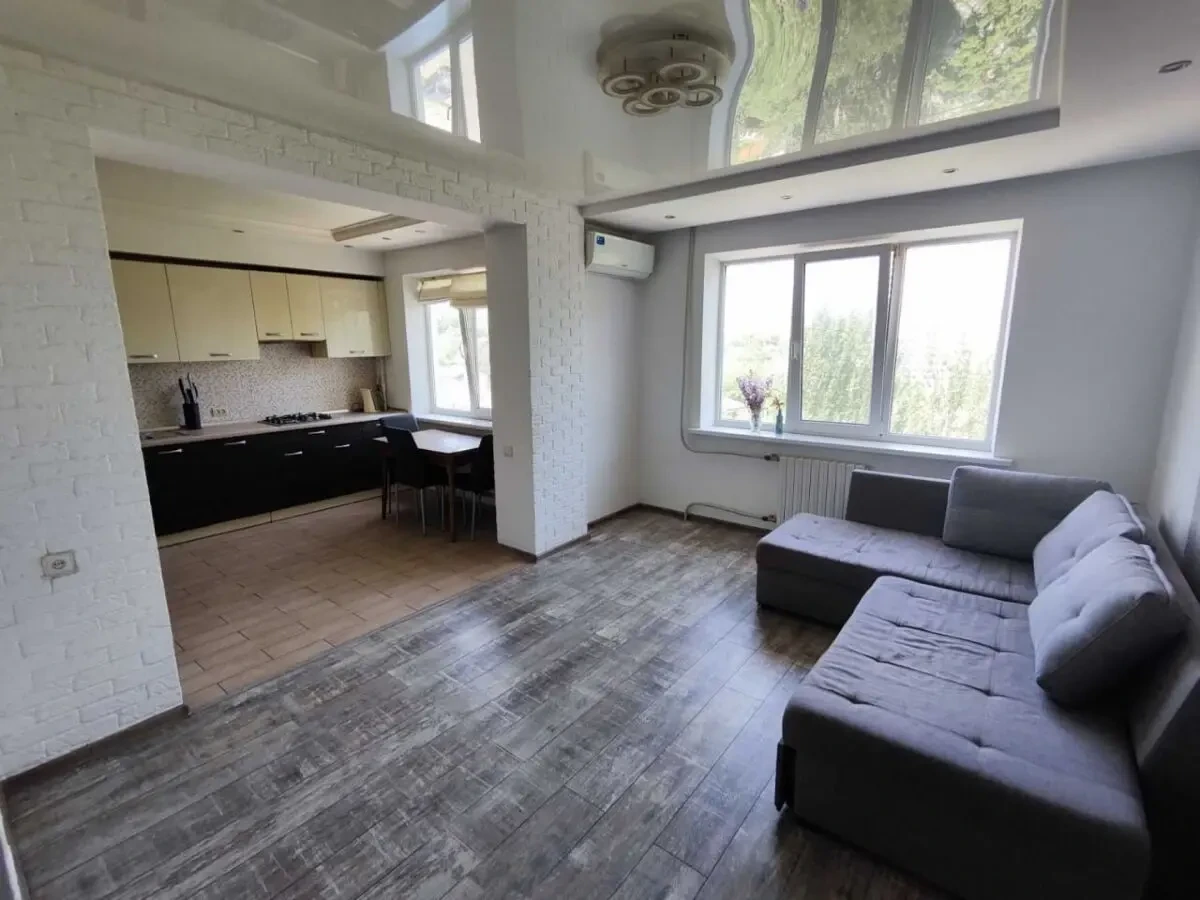 продам 3 комнатную квартиру Победа 8