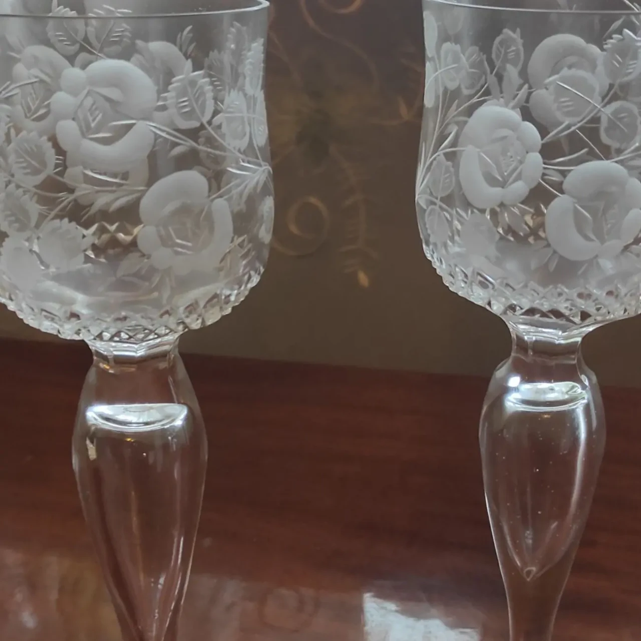 Продаються весільні бокали.