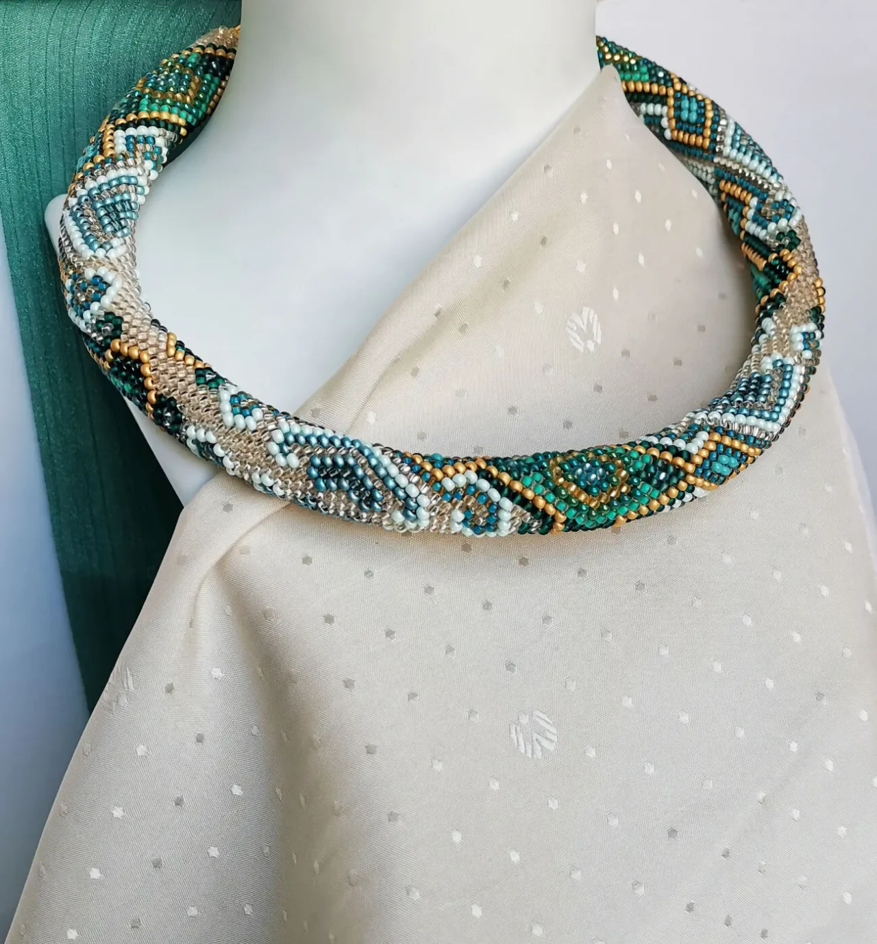 Прикраса із бісеру кольє-джгут Мелодія вічності 2