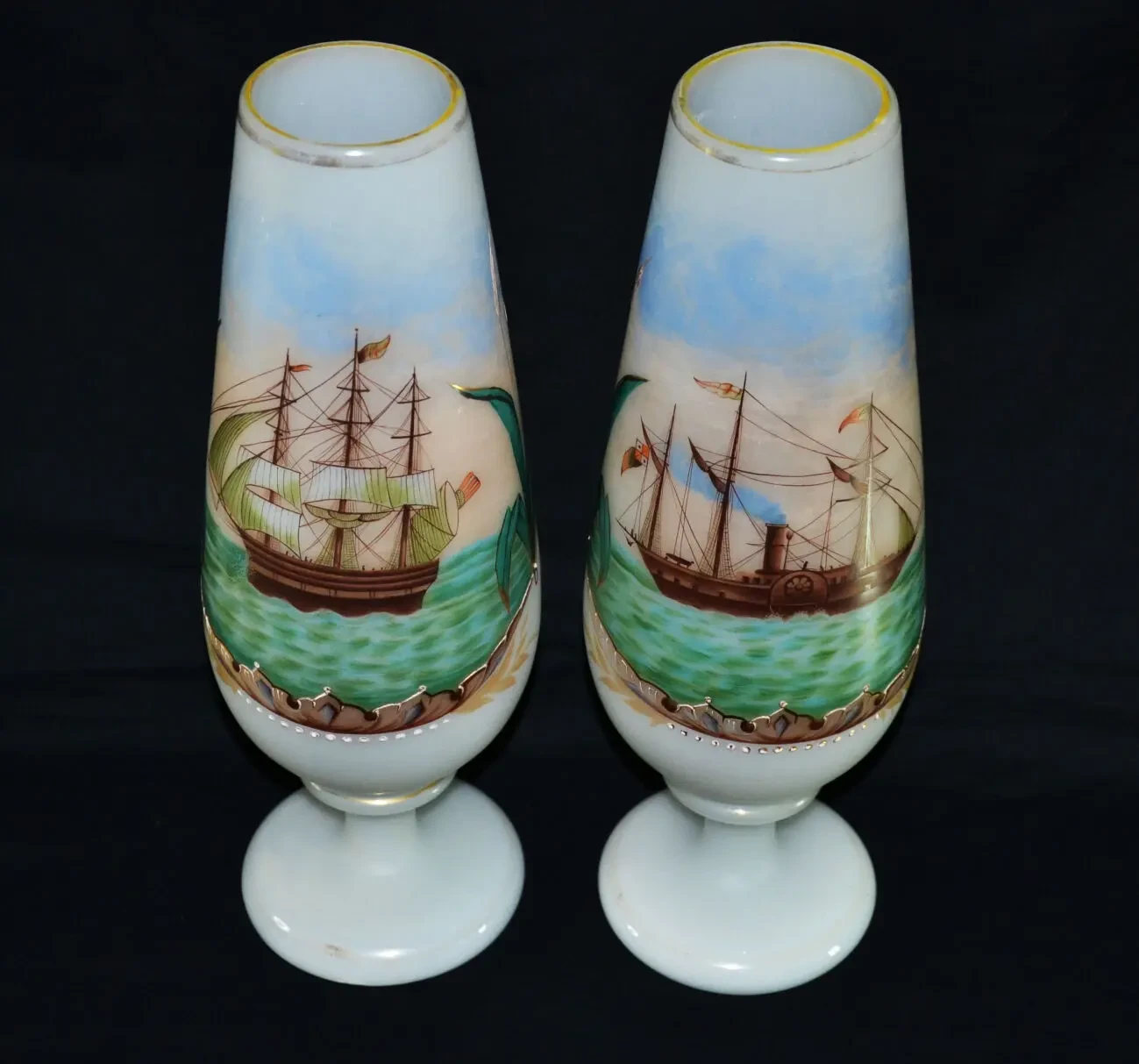 Пара антикварных ваз из молочного стекла 3