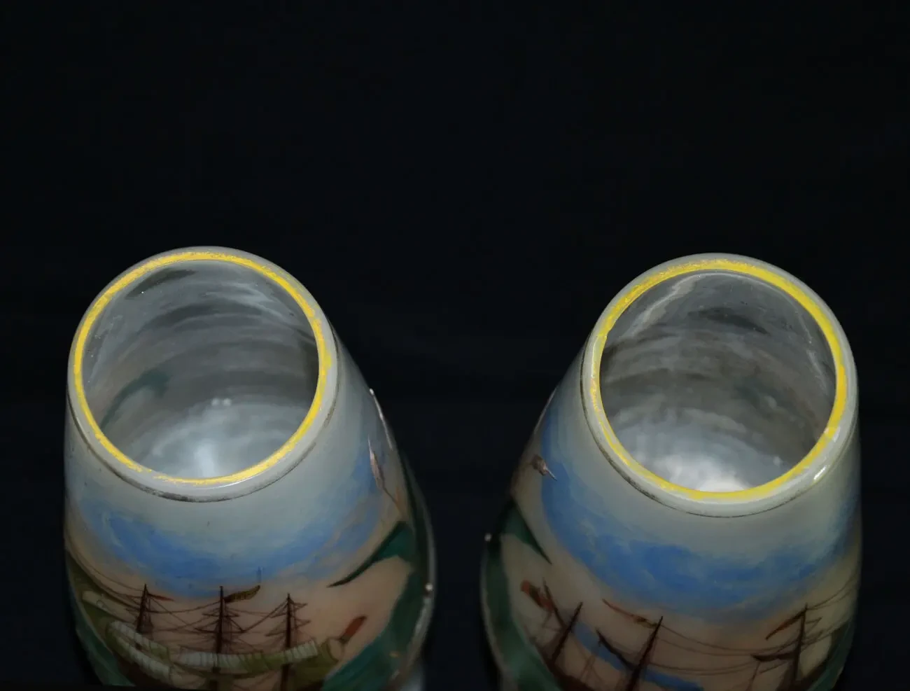 Пара антикварных ваз из молочного стекла 2