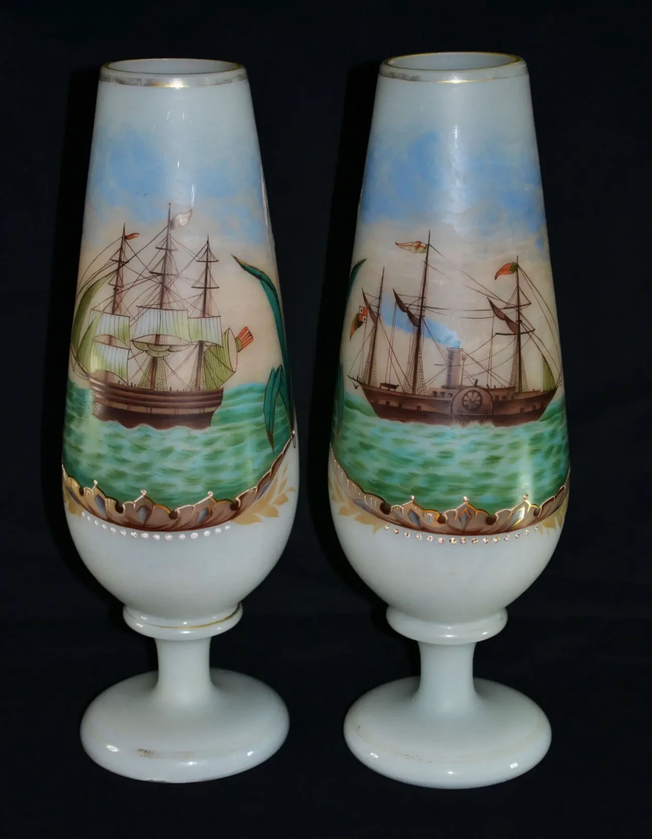 Пара антикварных ваз из молочного стекла