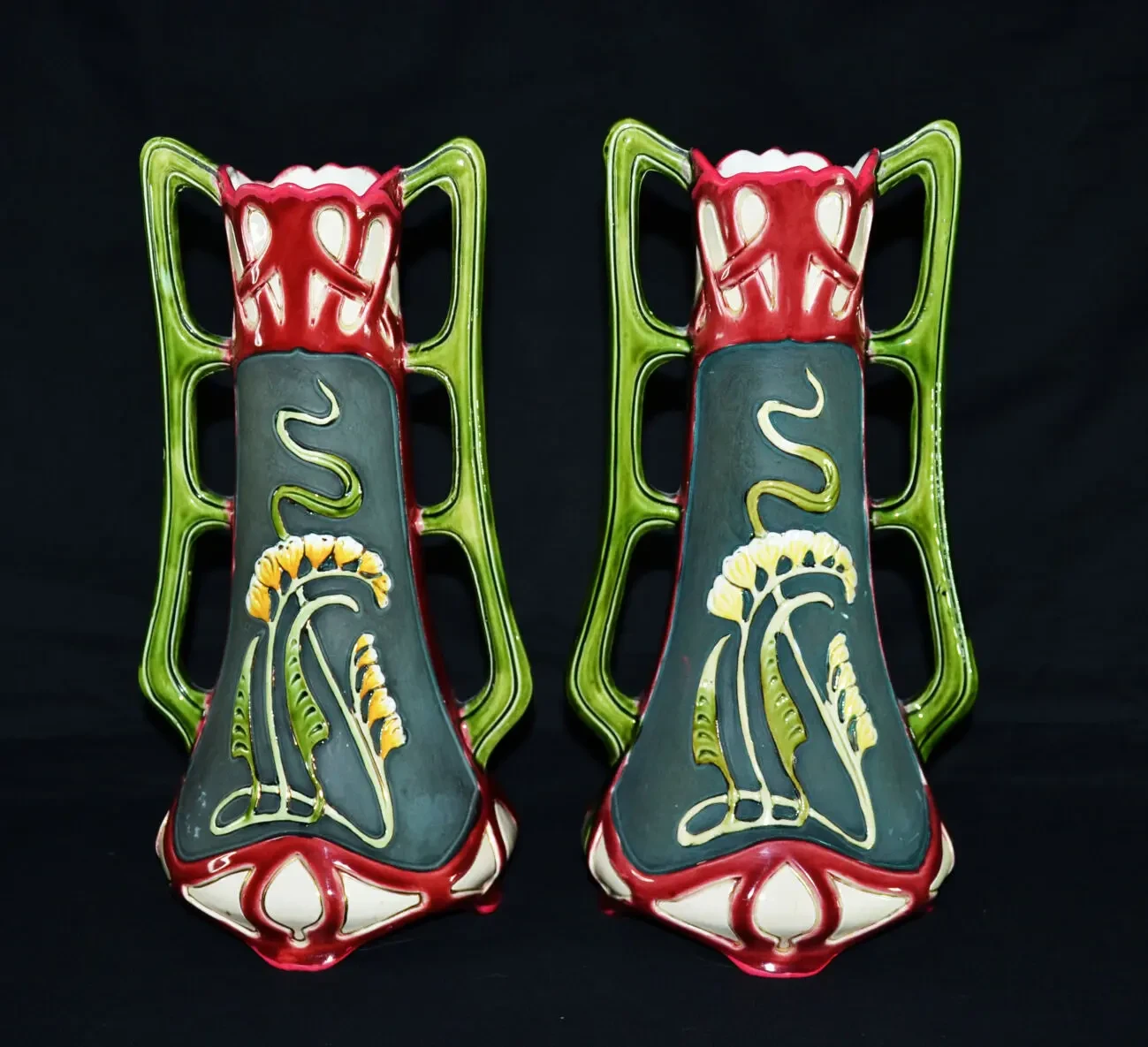 Антикварные ваза из майолики в стиле модерн.