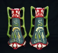 Антикварные ваза из майолики в стиле модерн.