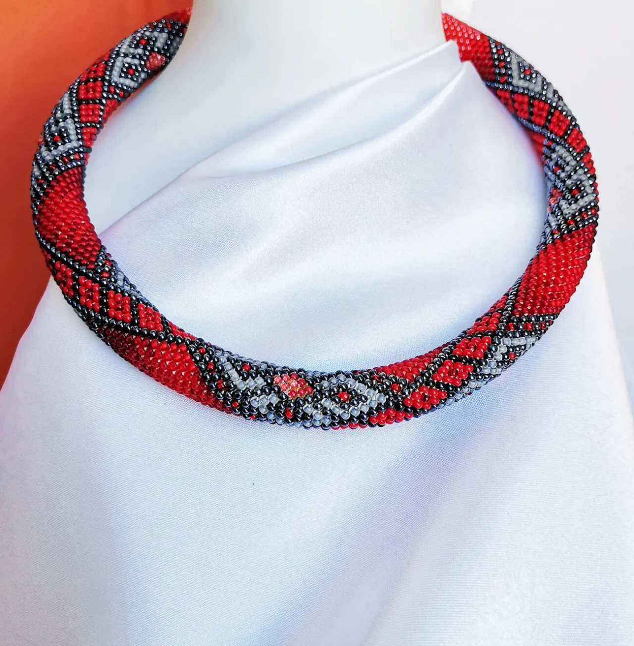 Прикраса із бісеру кольє-джгут Коралова мрія 3