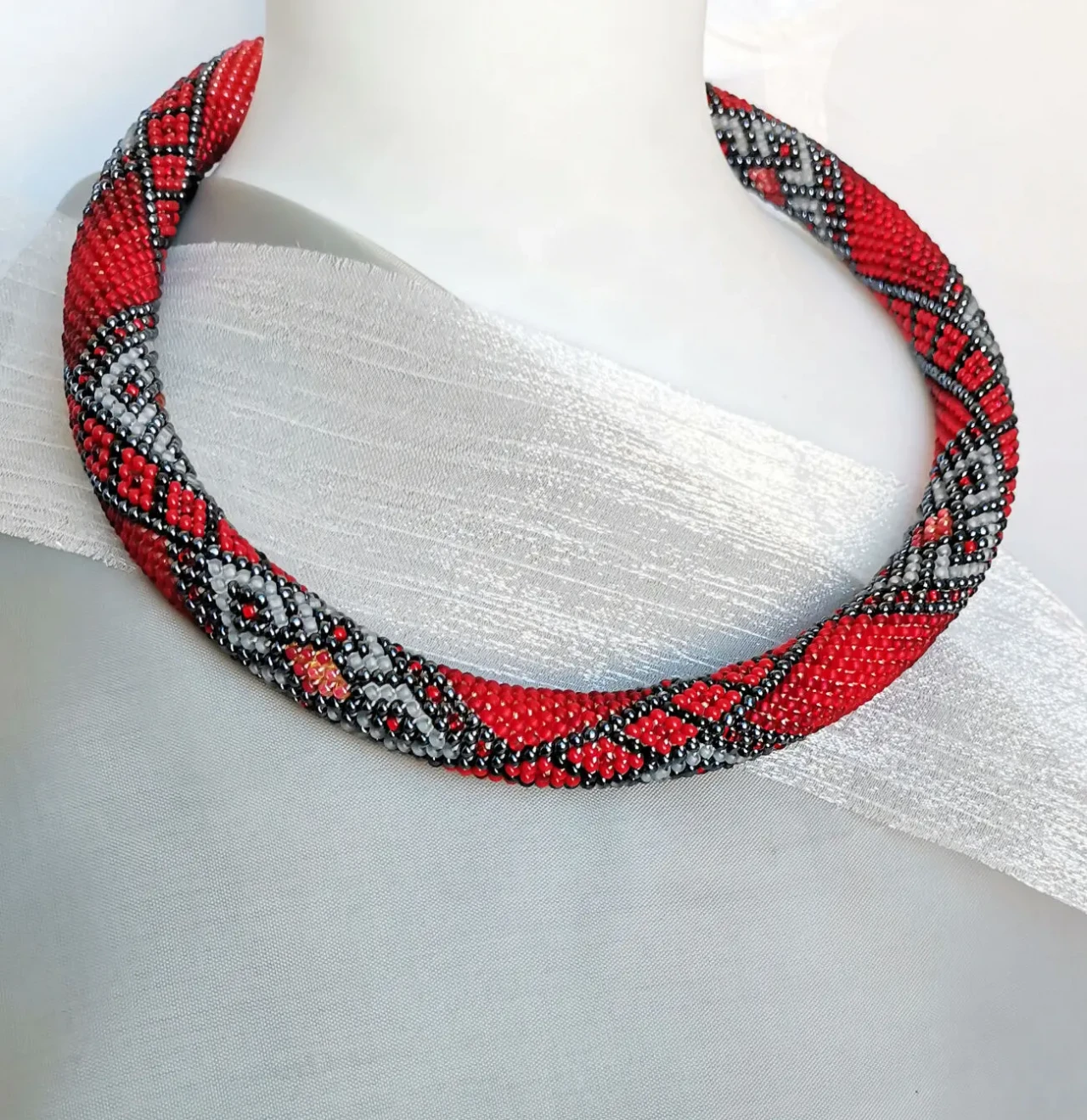 Прикраса із бісеру кольє-джгут Коралова мрія 5