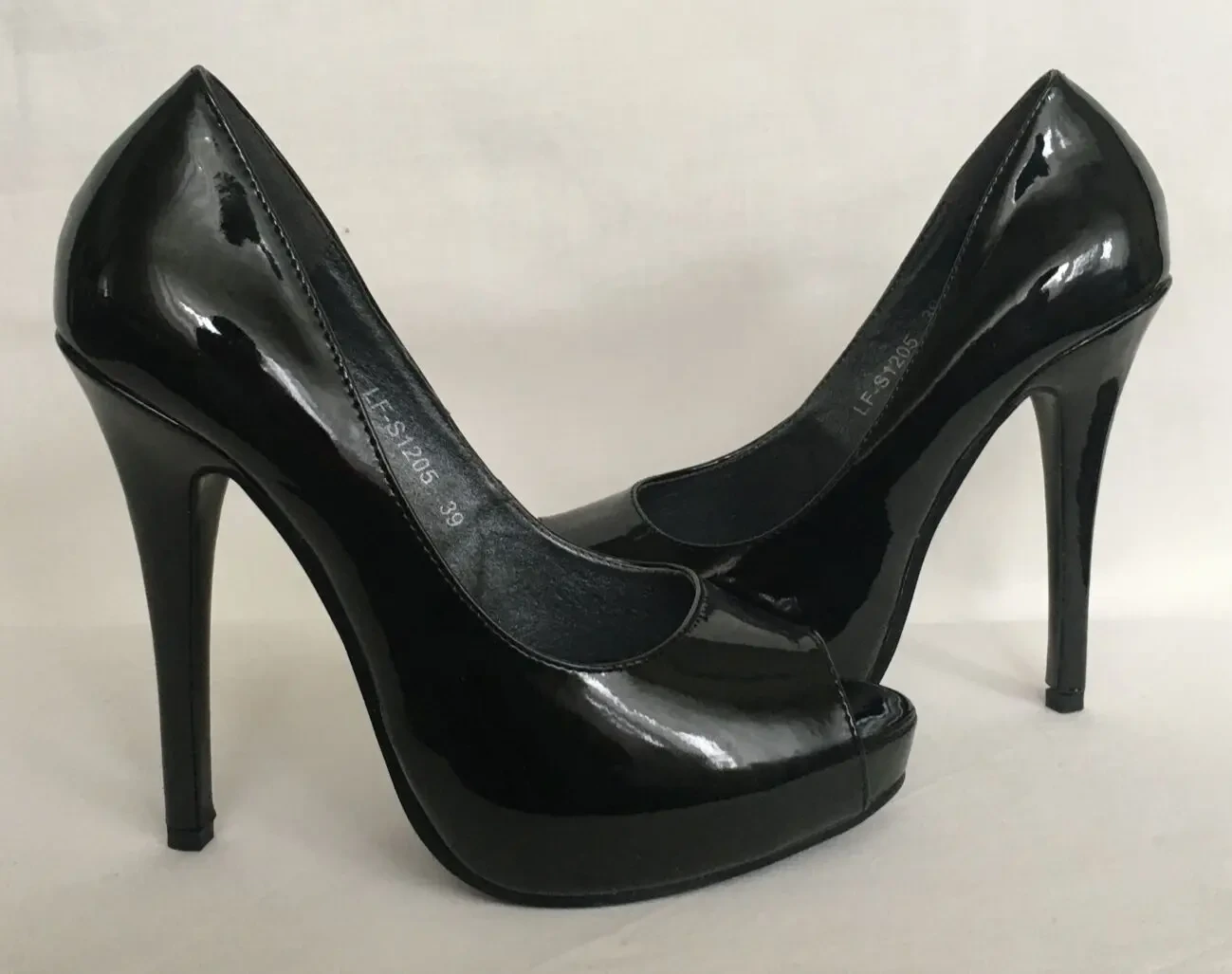 Нові босоніжки на шпильці і платформі розмір 39 4