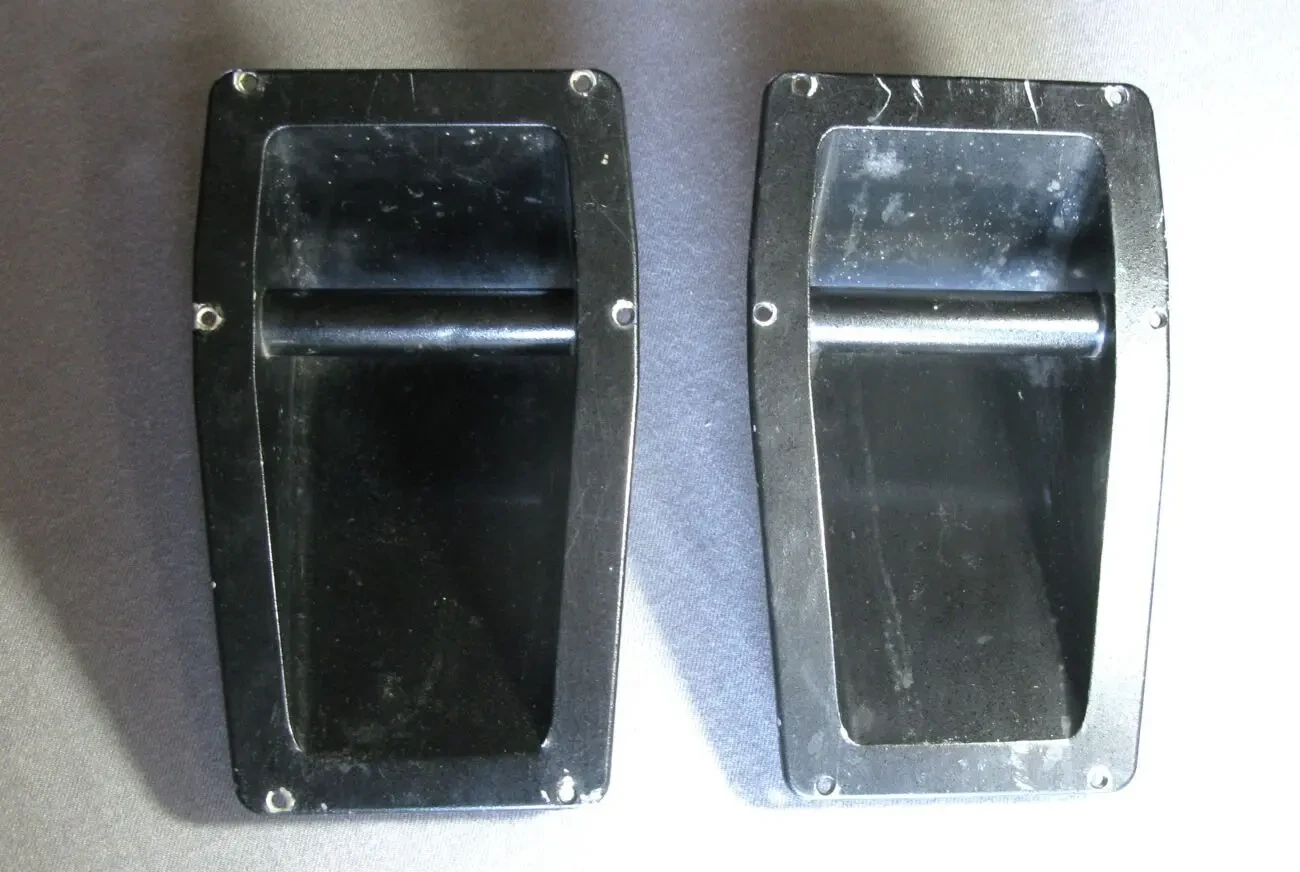 Ручки для акустической музыкальной колонки.