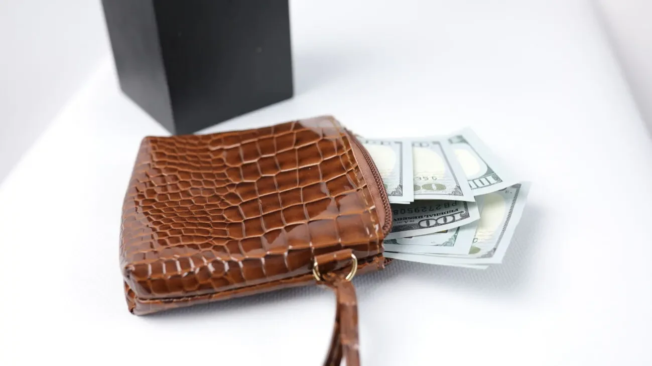 Женский клатч под крокодила  тренд сезона.