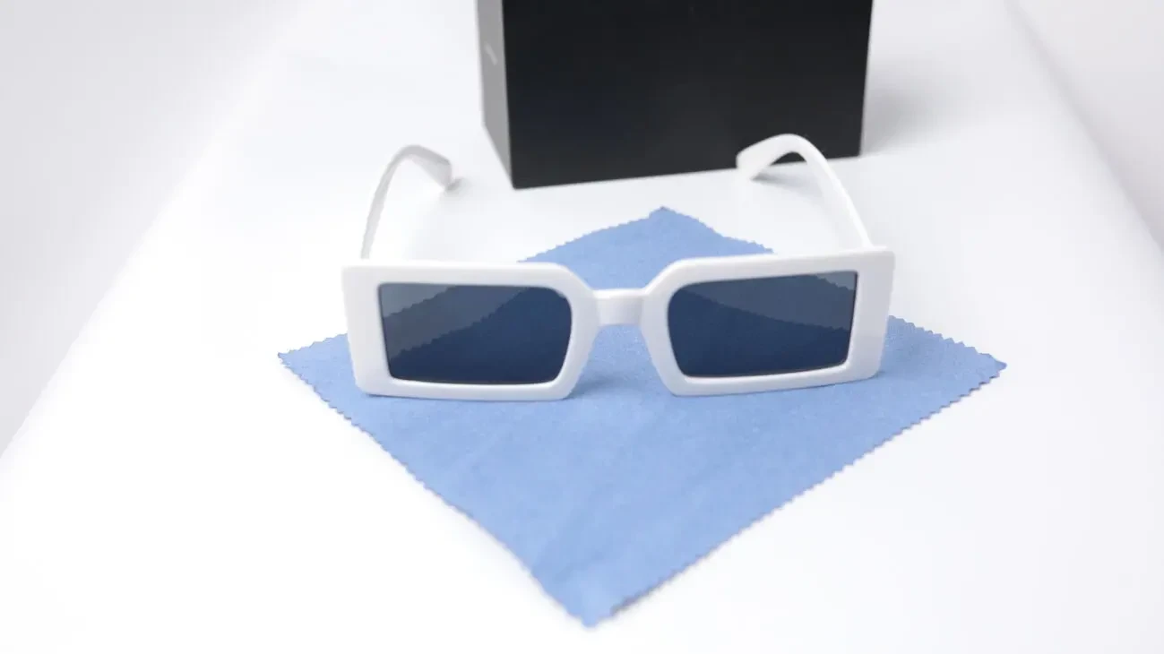 Стильні сонцезахисні окуляри в тонкій оправі 3