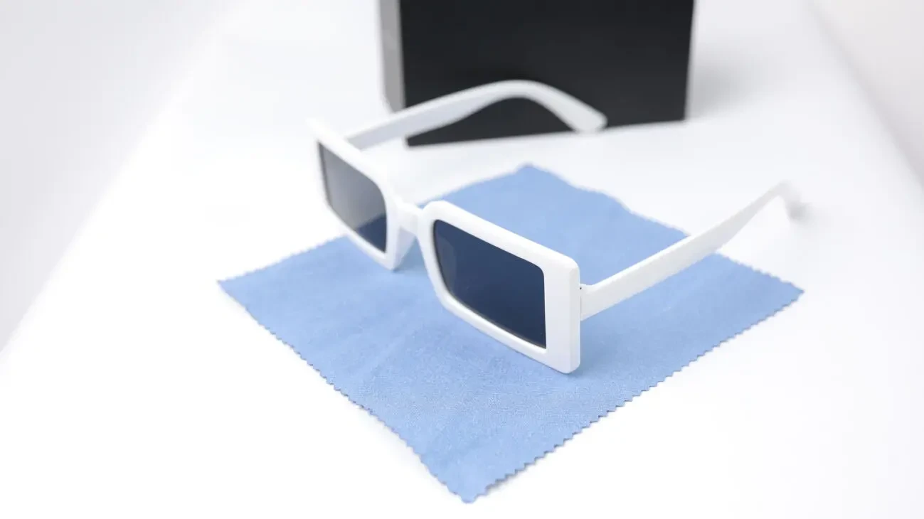 Стильні сонцезахисні окуляри в тонкій оправі