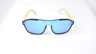 Стильні спортивні сонцезахисні окуляри з синіми дзеркальними