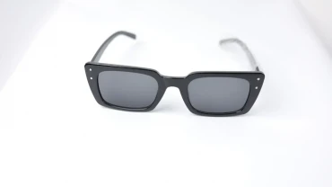 Стильні чорні сонцезахисні окуляри прямокутної форми