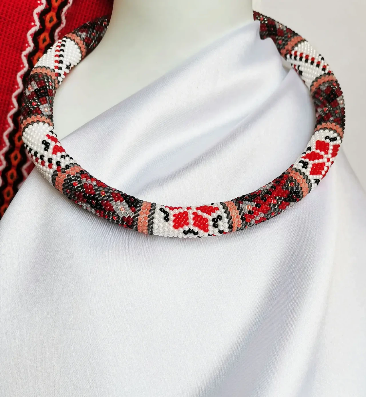 Прикраса із бісеру кольє-джгут Зірка надії 2