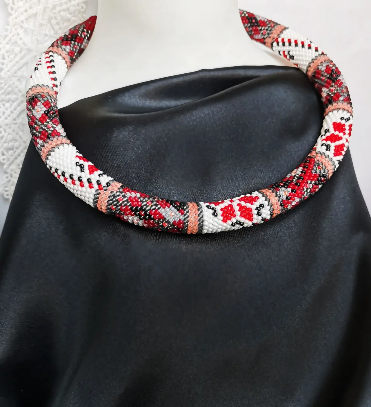 Прикраса із бісеру кольє-джгут Зірка надії 8