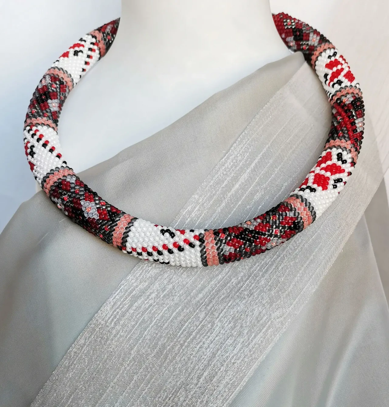 Прикраса із бісеру кольє-джгут Зірка надії 4