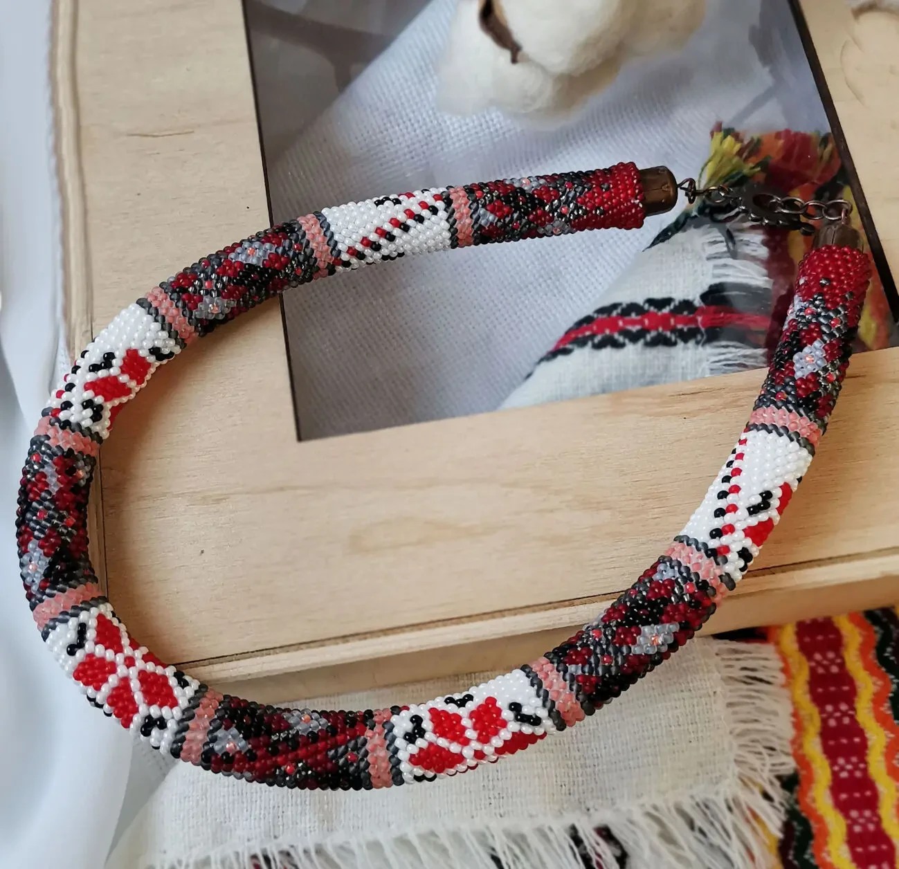 Прикраса із бісеру кольє-джгут Зірка надії 9