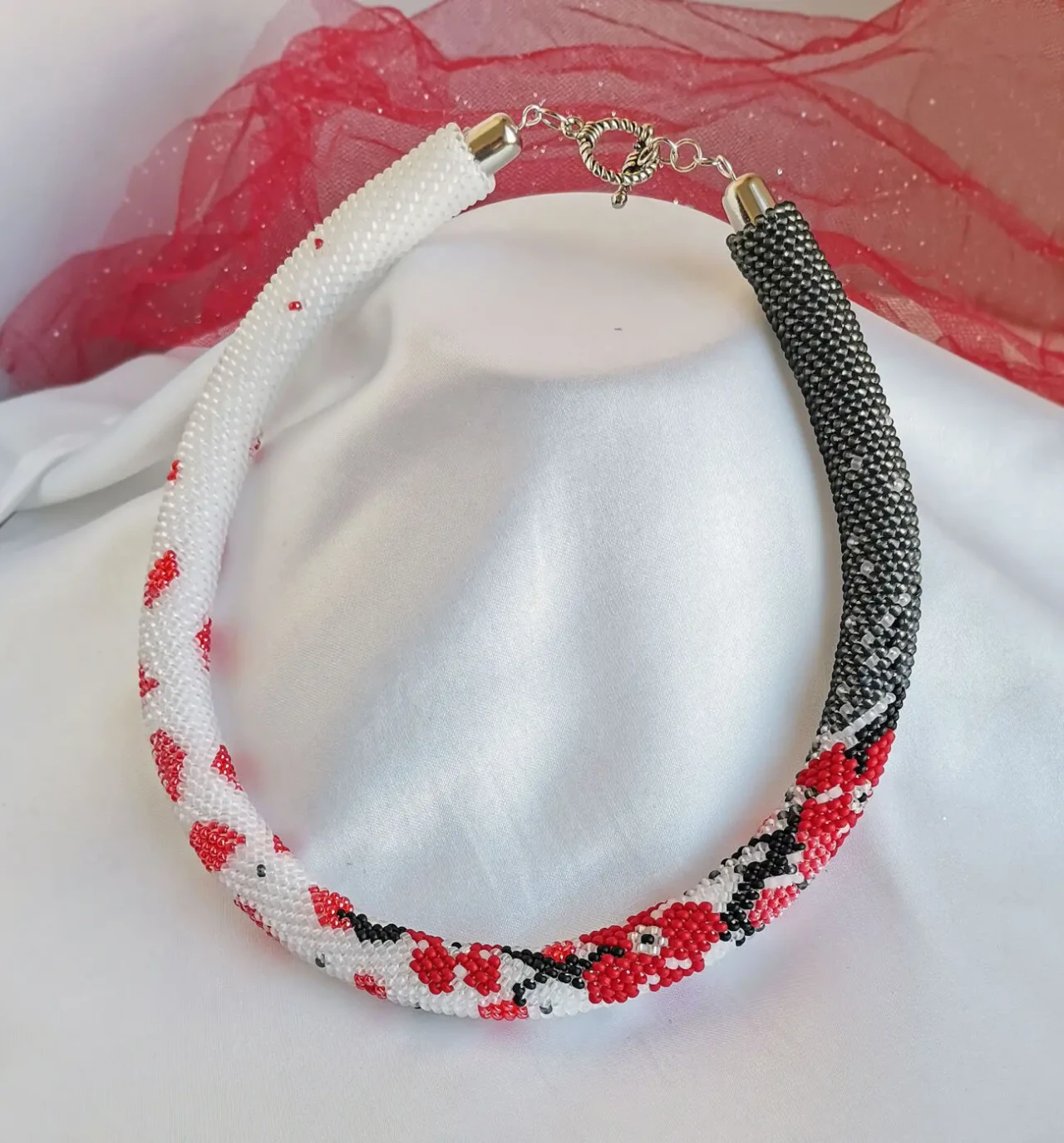 Прикраса із бісеру кольє-джгут Червоні пелюстки 5