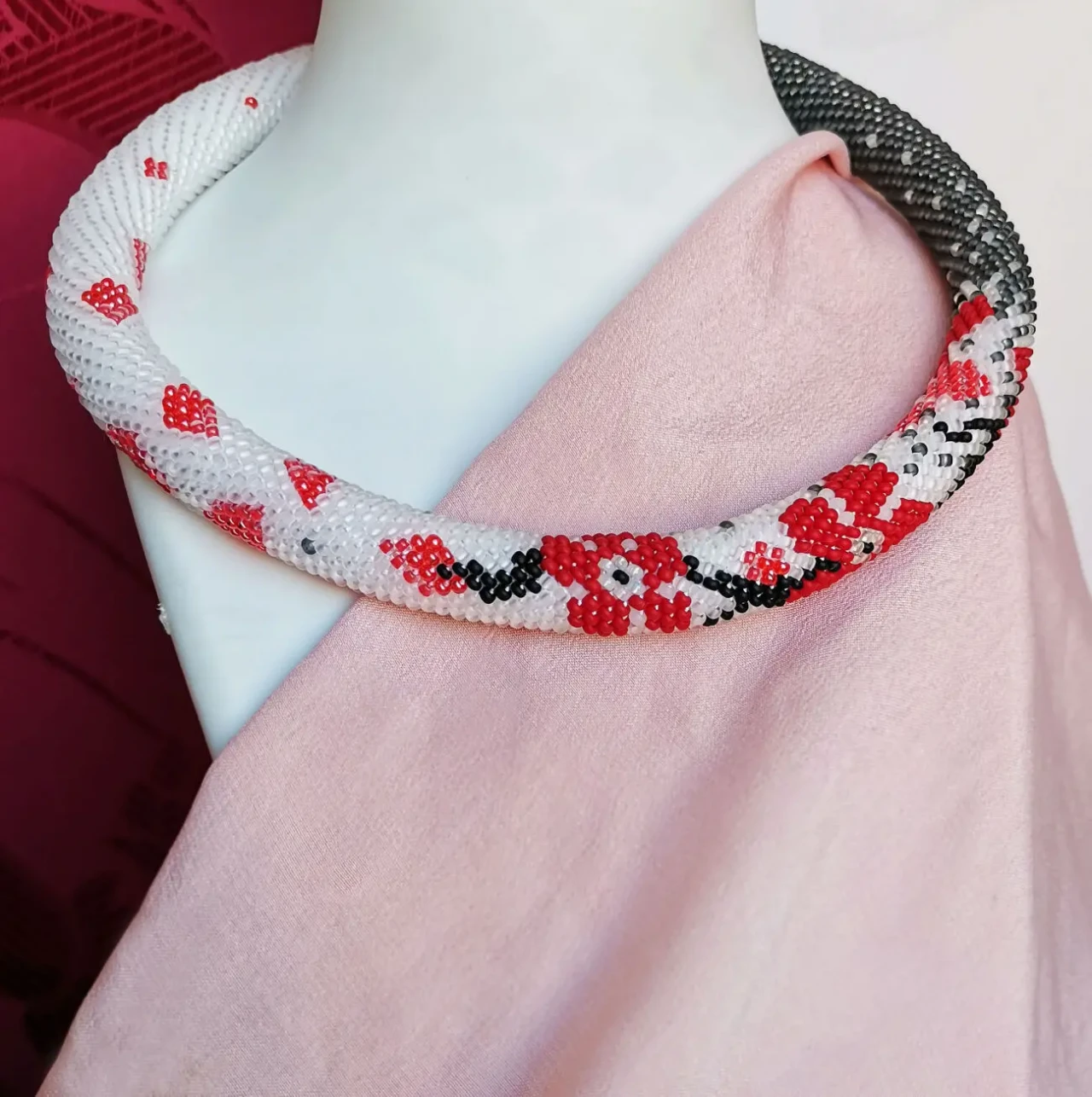 Прикраса із бісеру кольє-джгут Червоні пелюстки 4