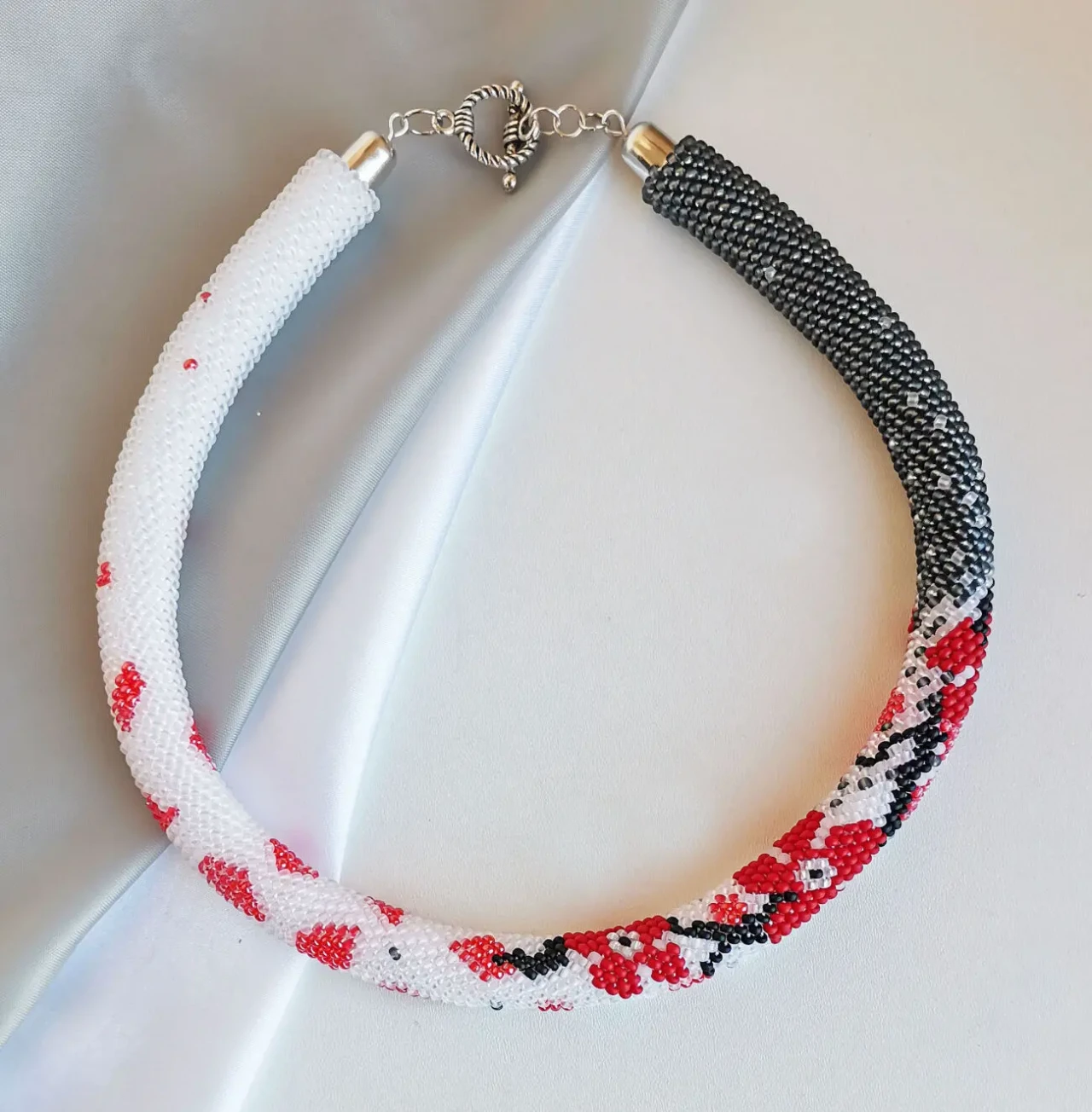 Прикраса із бісеру кольє-джгут Червоні пелюстки