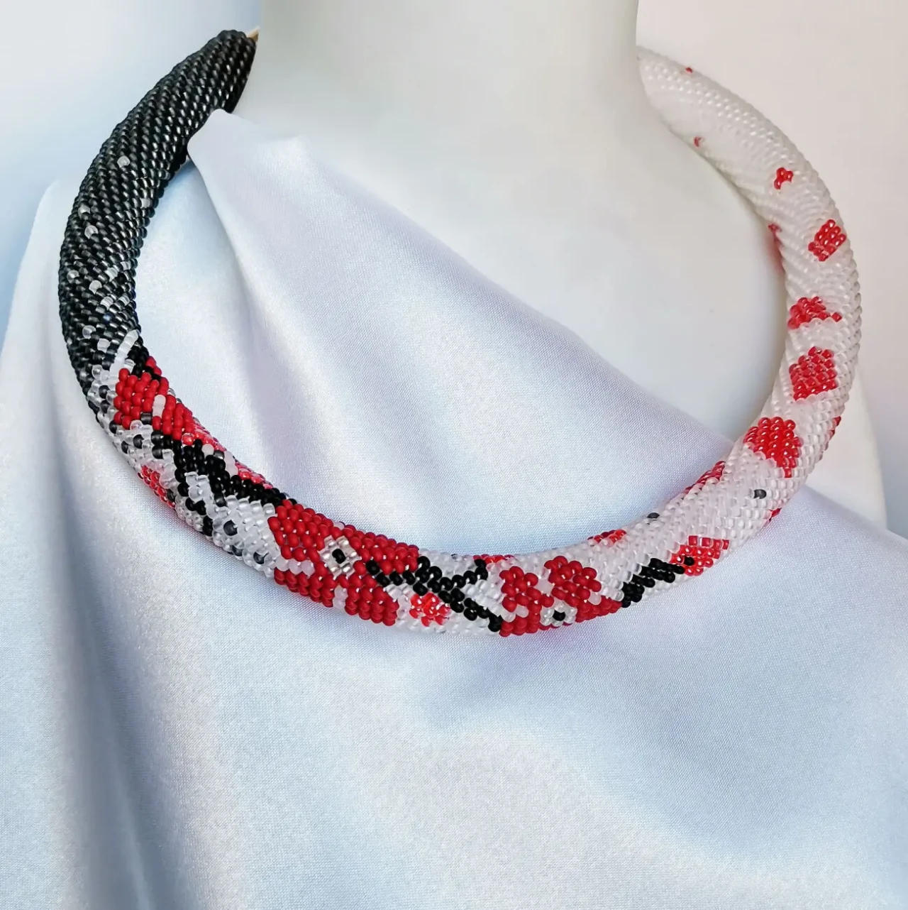 Прикраса із бісеру кольє-джгут Червоні пелюстки 2