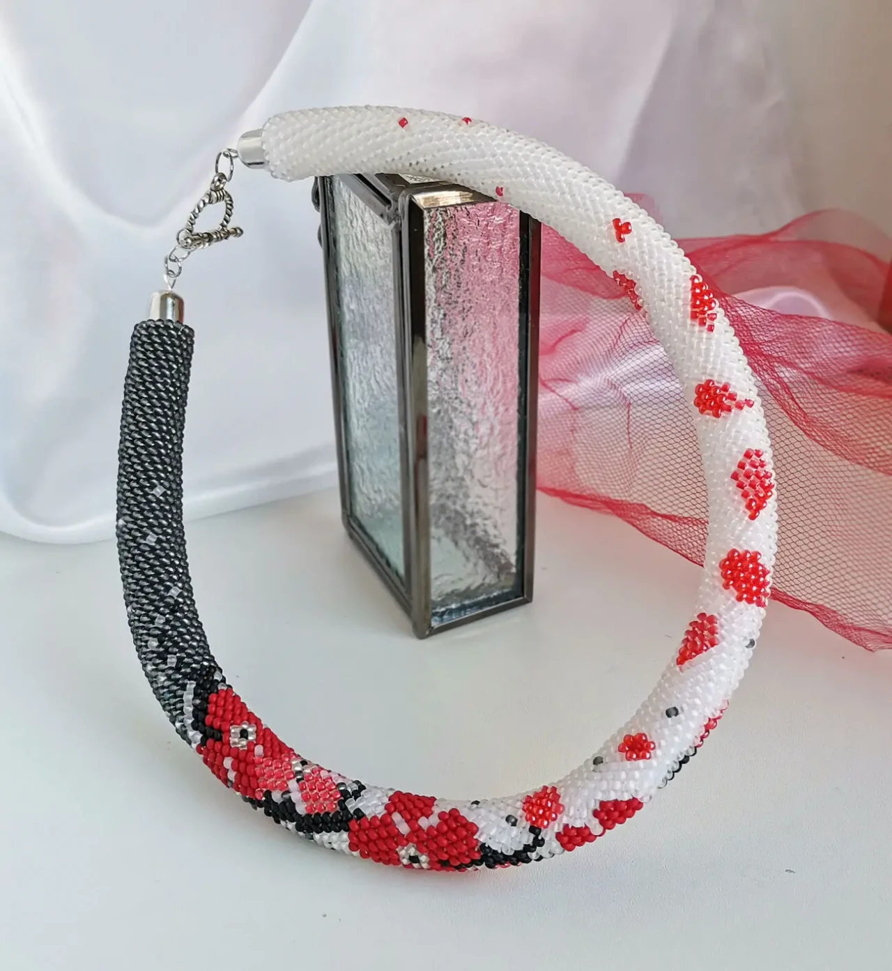 Прикраса із бісеру кольє-джгут Червоні пелюстки 3