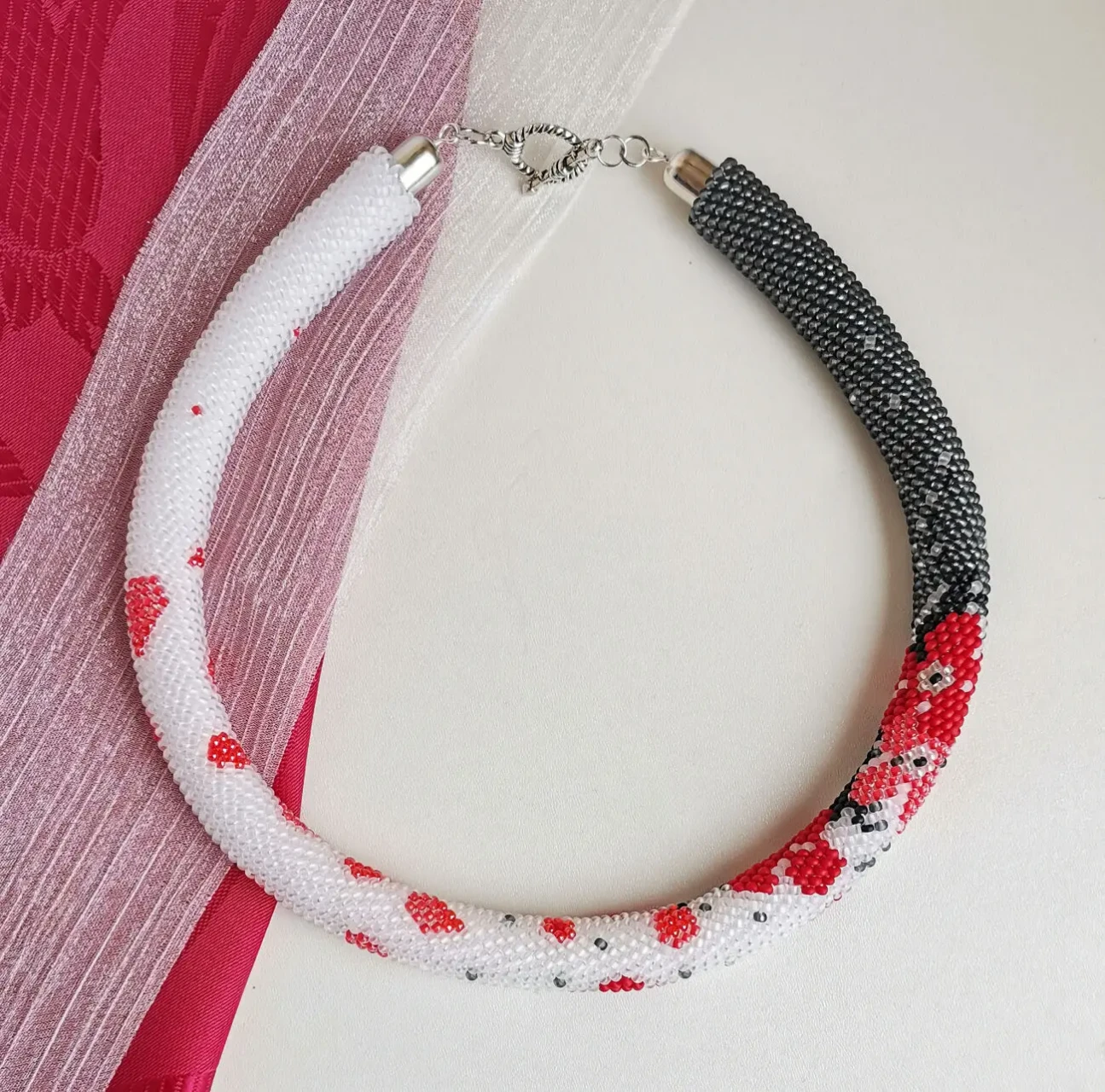Прикраса із бісеру кольє-джгут Червоні пелюстки 8
