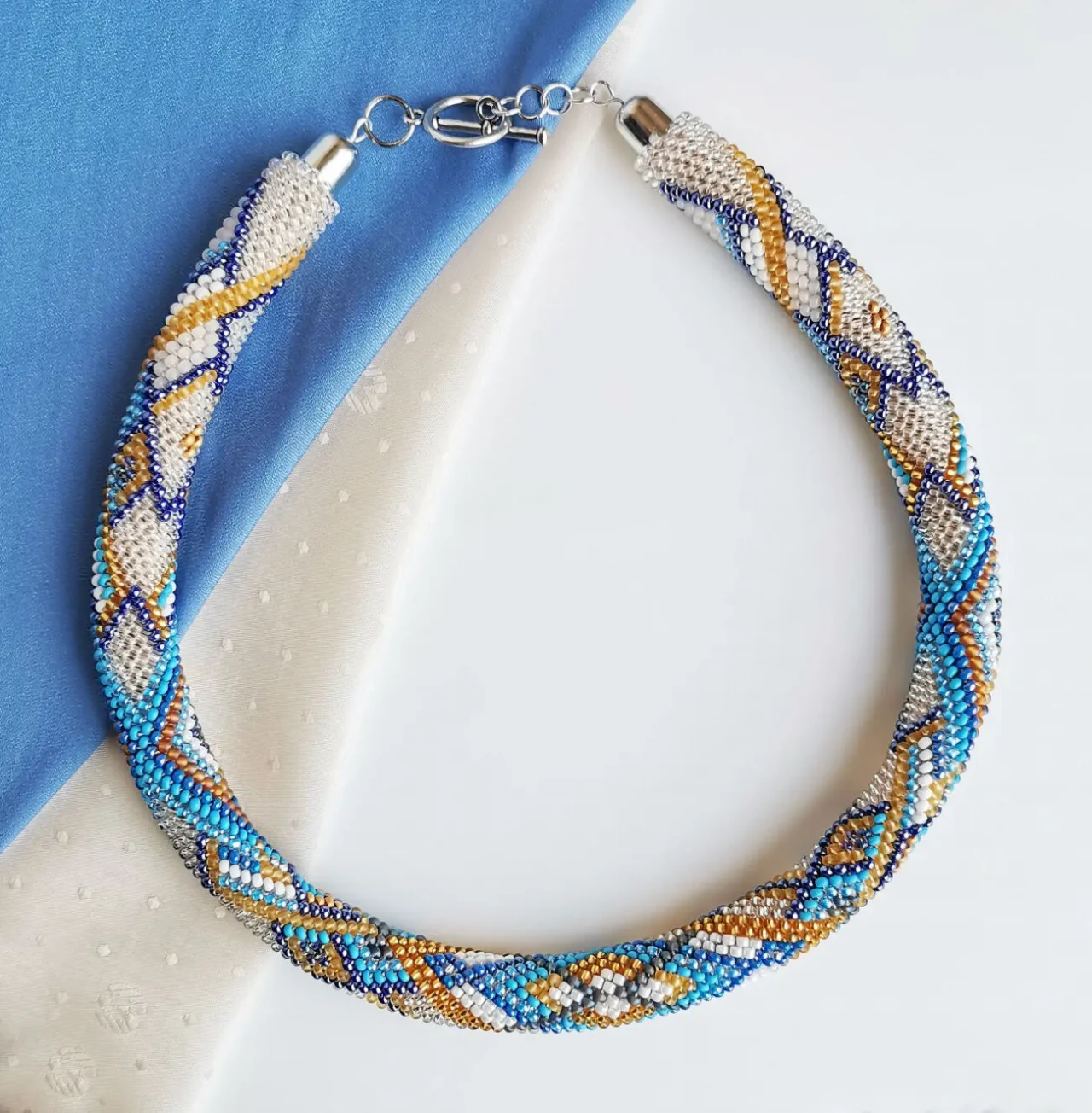 Прикраса із бісеру кольє-джгут Лазурне сяйво