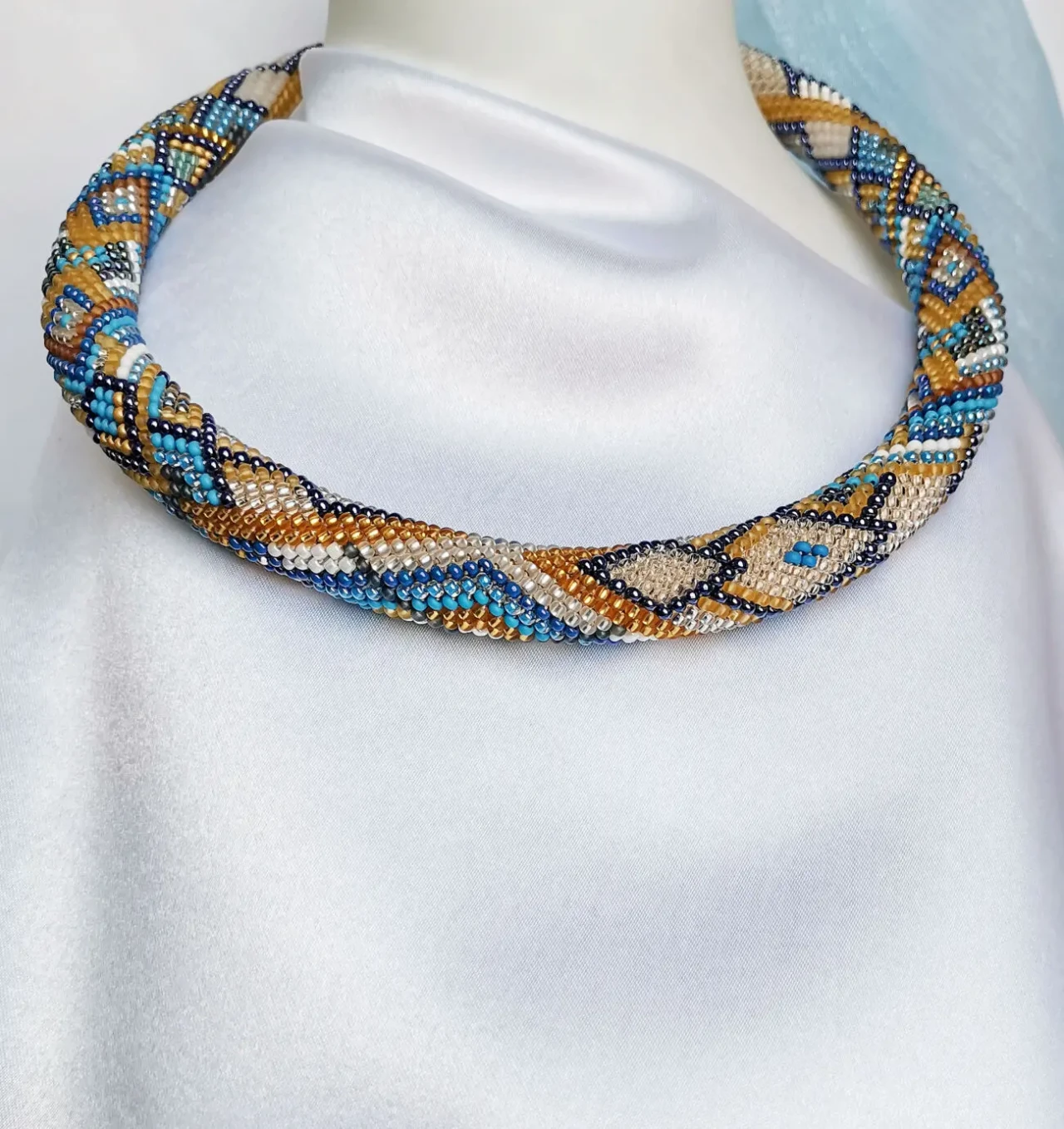 Прикраса із бісеру кольє-джгут Лазурне сяйво 2