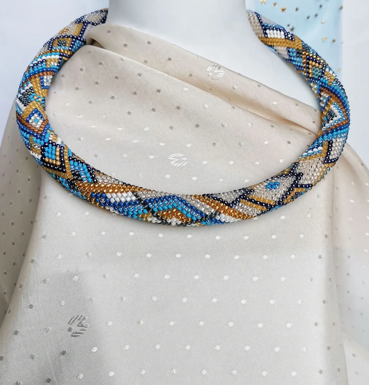 Прикраса із бісеру кольє-джгут Лазурне сяйво 6