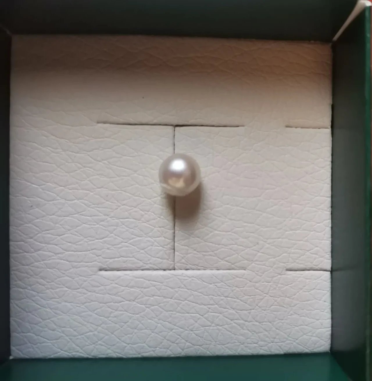 Перлина від сережки-пусети. Діаметр - 7 мм