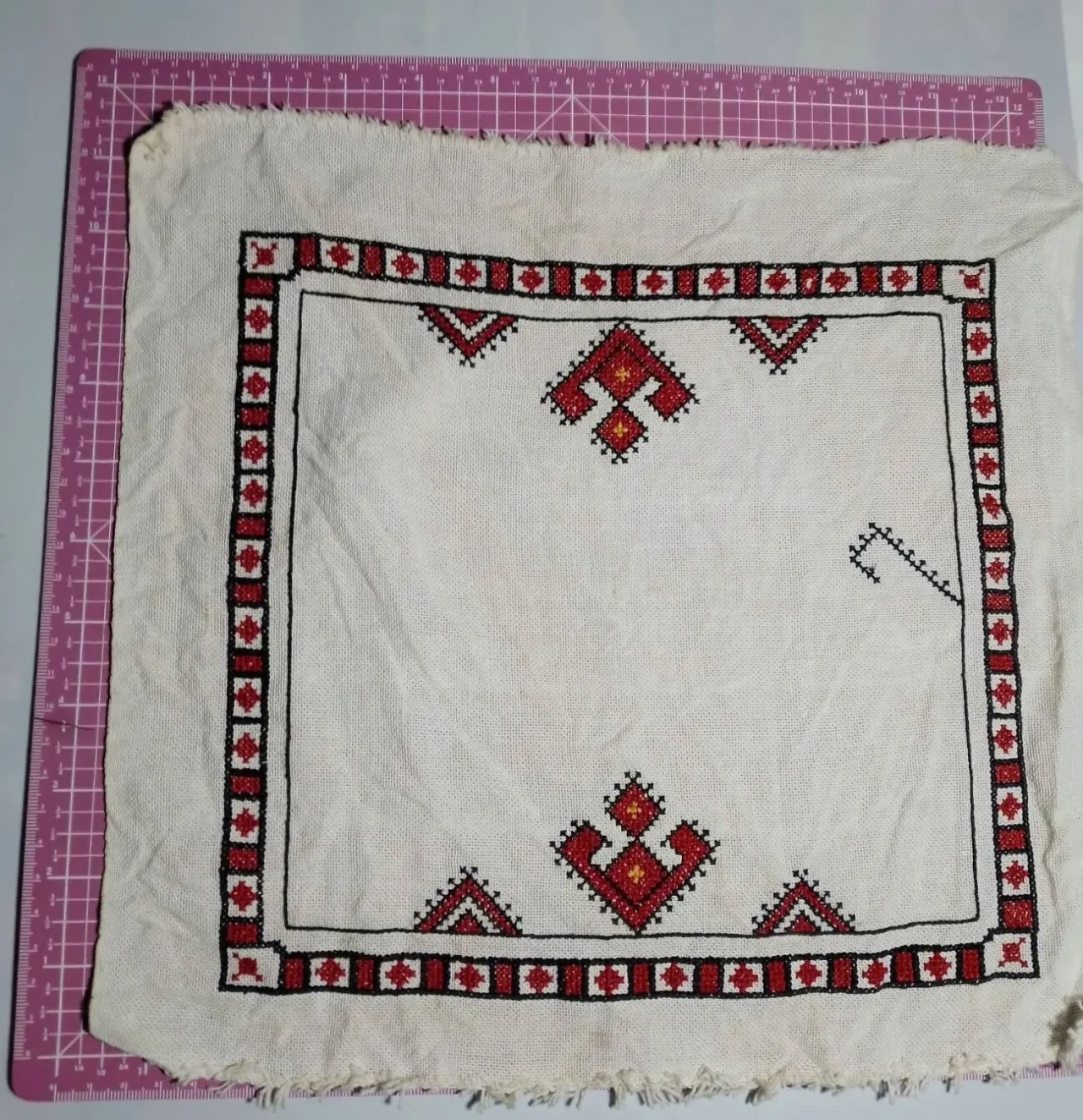 Бежевая салфетка вышитая красным, 30 см, этнический стиль, в корзинку