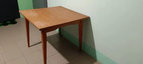Дерев'яний стіл зі з'ємними ножками