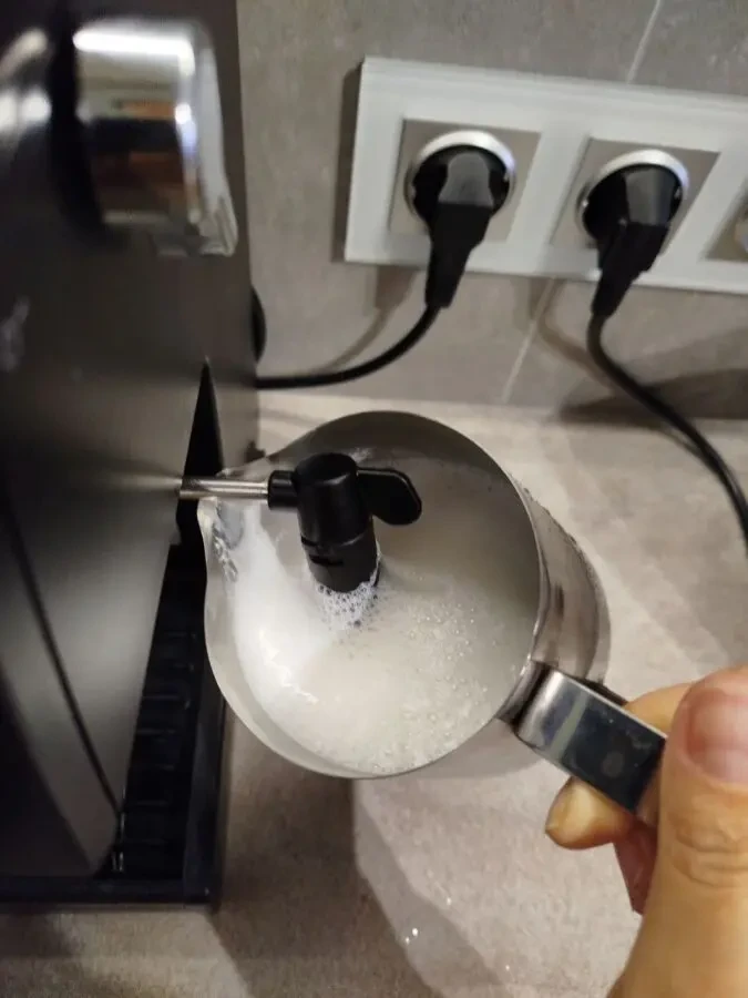 Продам кавомашину Delonghi 4